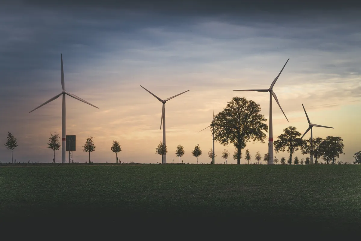 Windräder auf einer großen Fläche. 